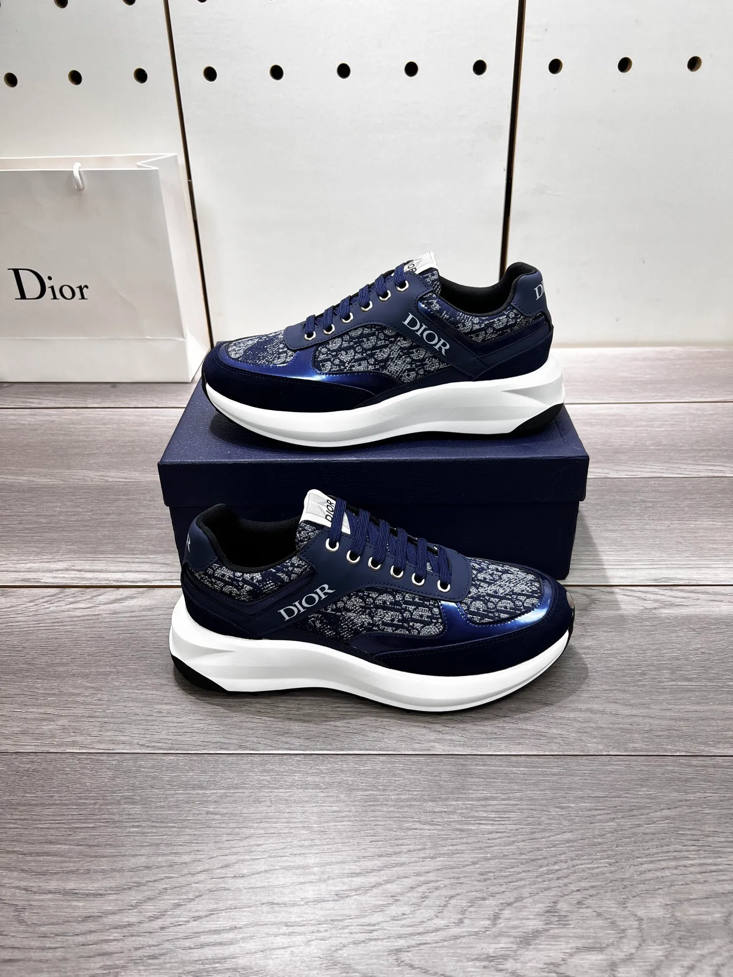 Factory price: 440💰Dior official website new style🎁🎁fashionable casual men's shoes👟, popular style💥simple and elegant version, exclusive for trendy men. Unique official website latest brand elements 👑original decoration, fashionable and generous, imported first-layer cowhide with original fabric✅breathable mesh lining, official website designated wear-resistant casual outsole, counter classic model taken in kind🎬Four colors available, code 38-44. Can be customized 45 non-returnable
